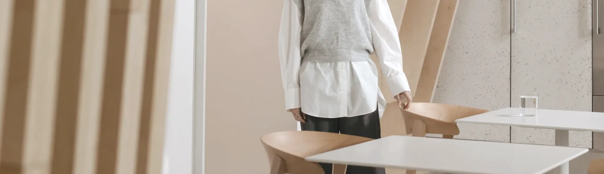 一位女士准备坐下