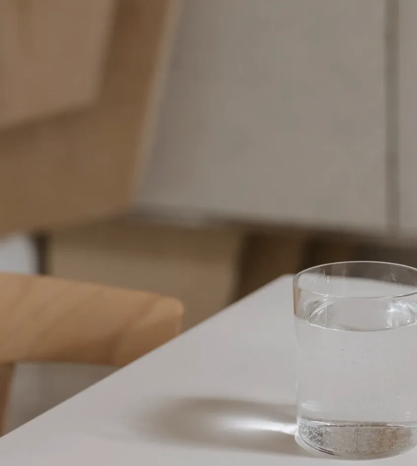 木桌上放着一杯水